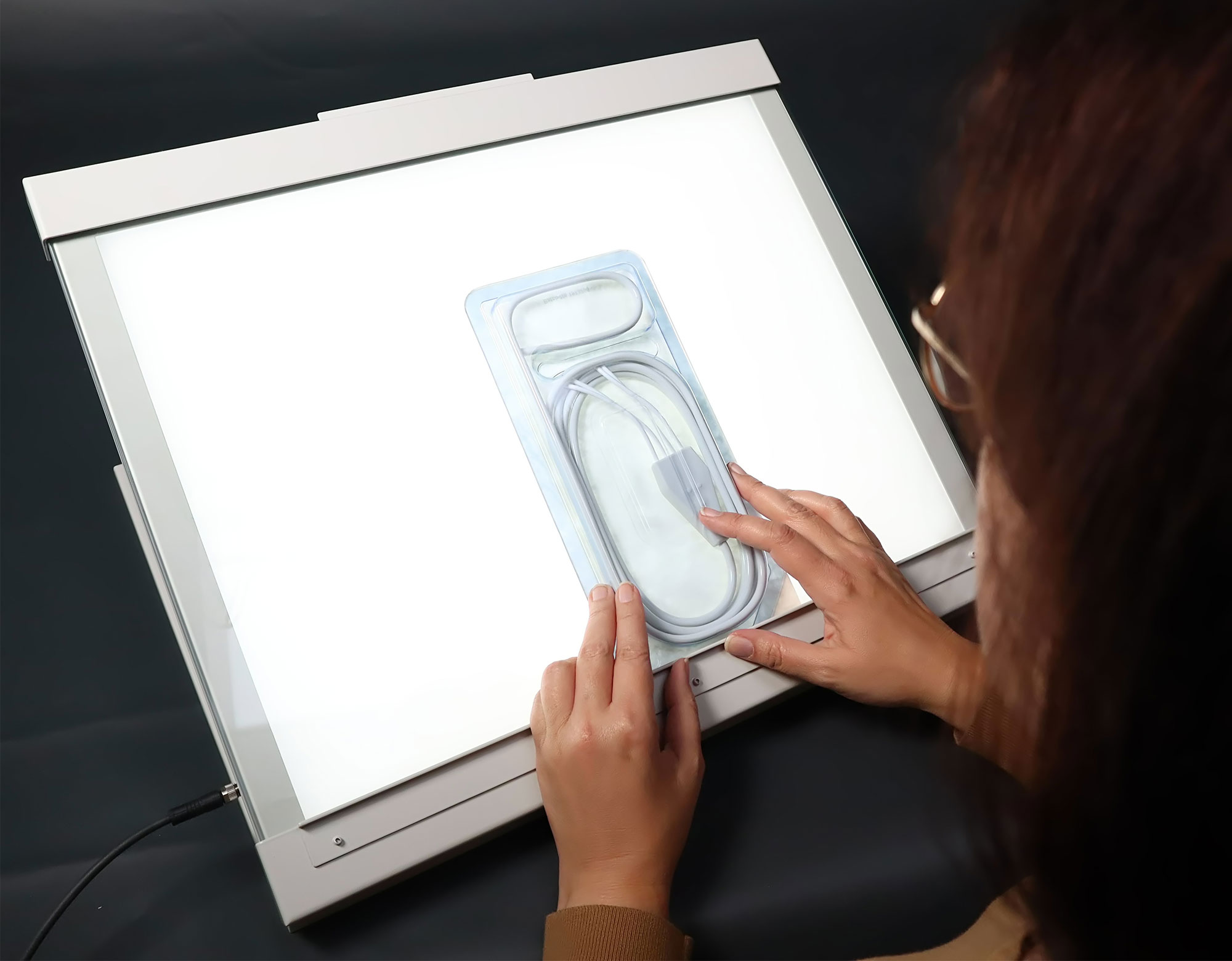 visuelle Prüfung von medizinischen Produkten im Durchlicht