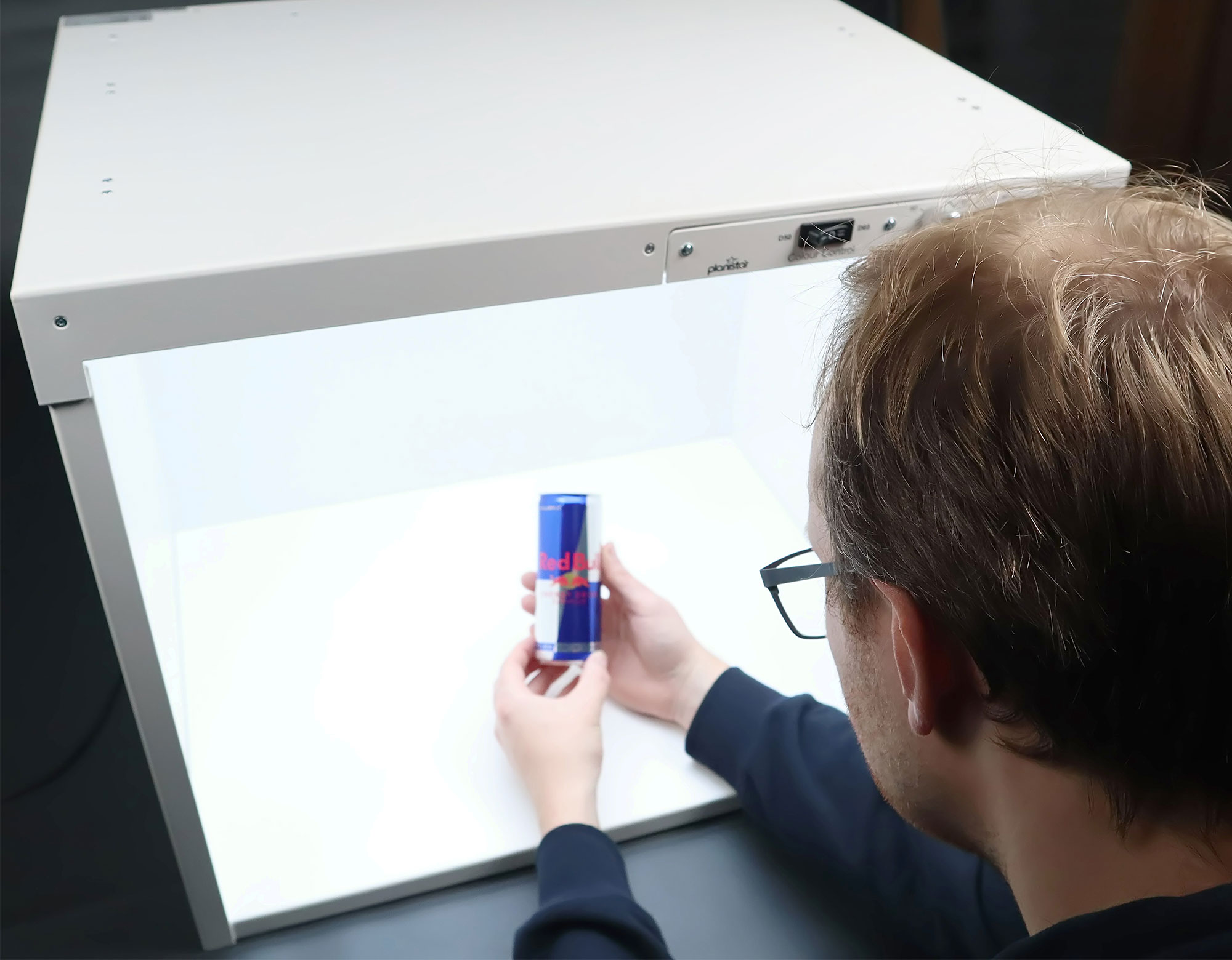 Sichkontroller im Lebensmittelbereit mit einer Lichtkabine